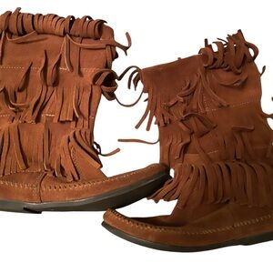 Minnetonka Moccasin 3 Layer Tiered Fringe Boots Womens Size 8- NEW